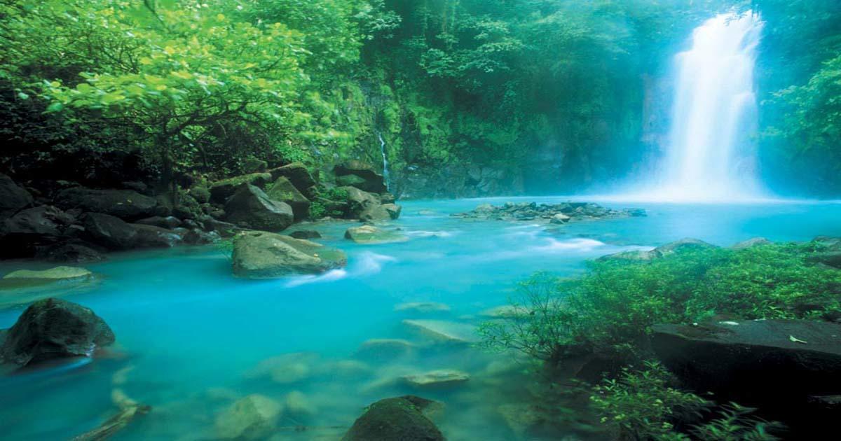 Ένας ασυνήθιστος τιρκουάζ ποταμός μέσα στο καταπράσινο τροπικό δάσος του Εθνικού Πάρκου στην Κόστα Ρίκα