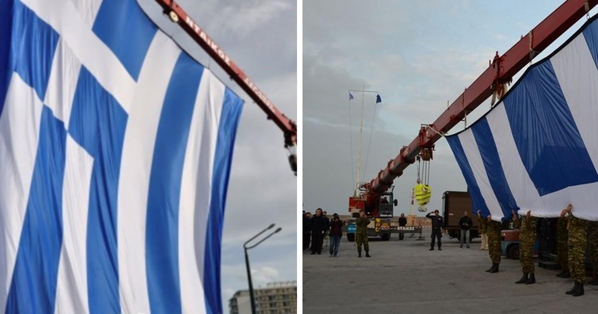 Χίος: Η έπαραση της μεγαλύτερης ελληνικής σημαίας – Την σήκωσε γερανός! (Βίντεο)