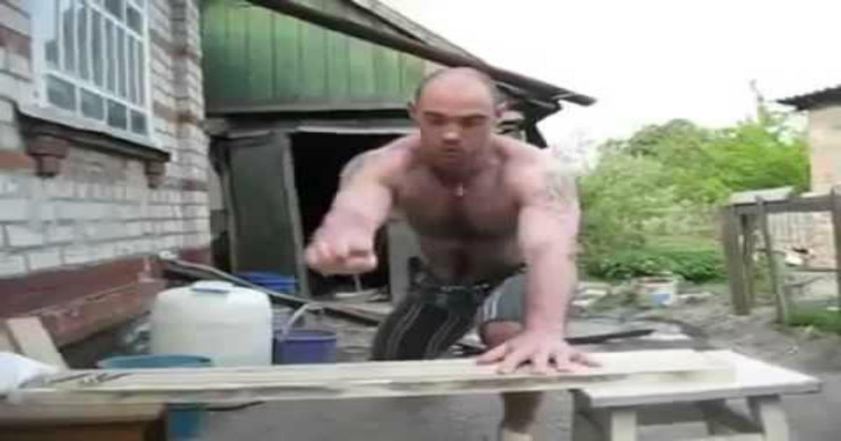 Σωματώδης Άντρας Χρησιμοποιεί τα Χέρια του αντί για Σφυρί…Αυτά μόνο στη Ρωσία Γίνονται