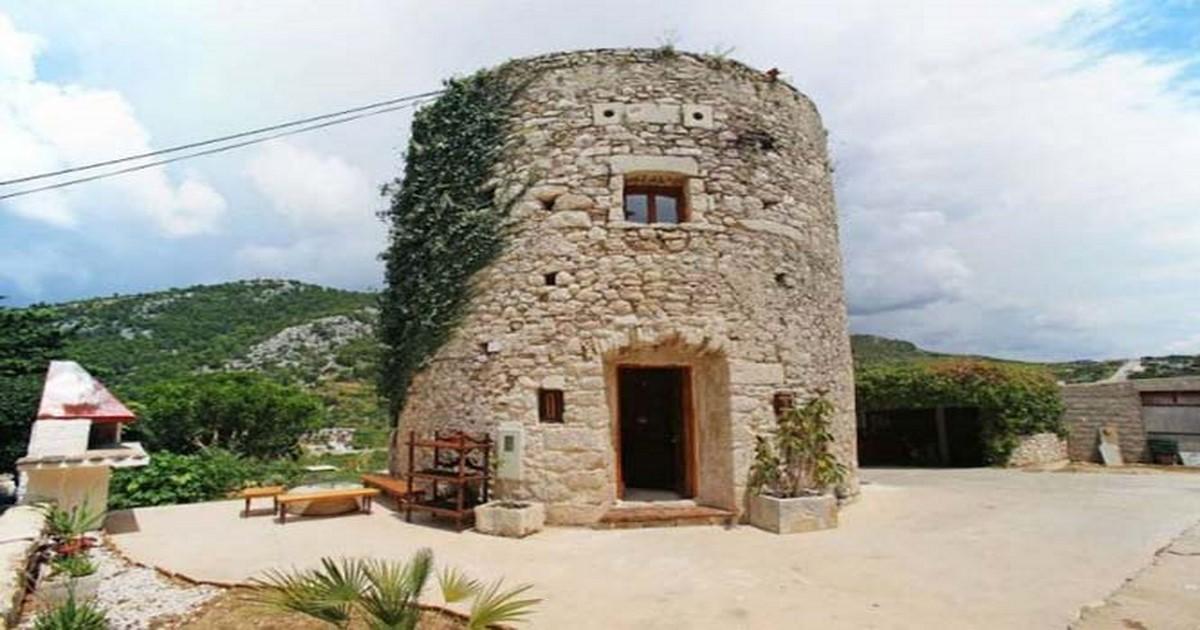 Πύργος 250 ετών στην Αδριατική μετατράπηκε σε ονειρεμένο σπίτι