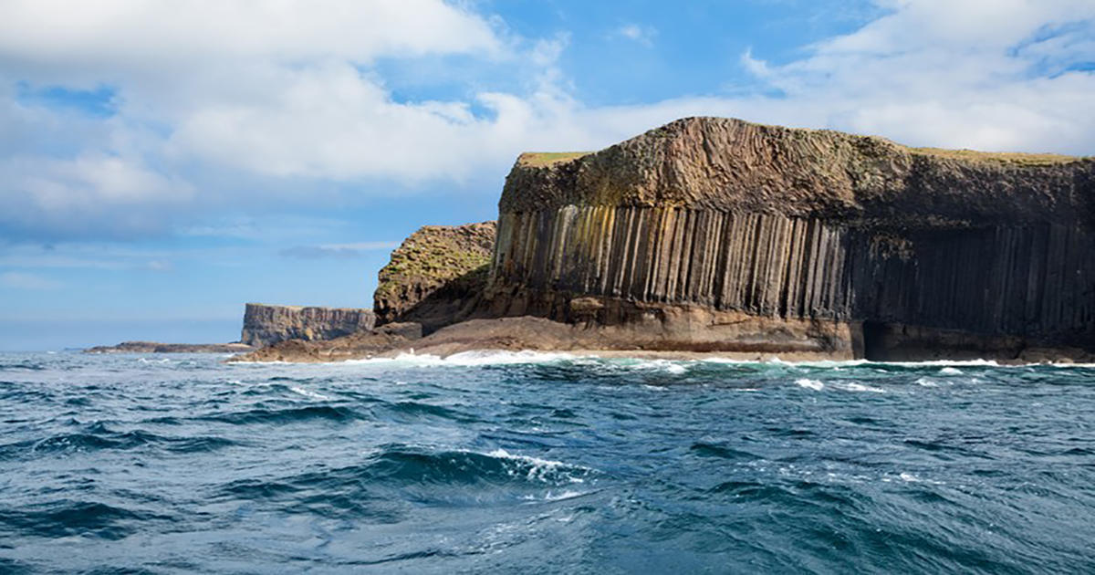 Staffa: Το ιδιαίτερο νησί της Σκωτίας με τις κάθετες κολώνες που το έκαναν παγκοσμίως γνωστό