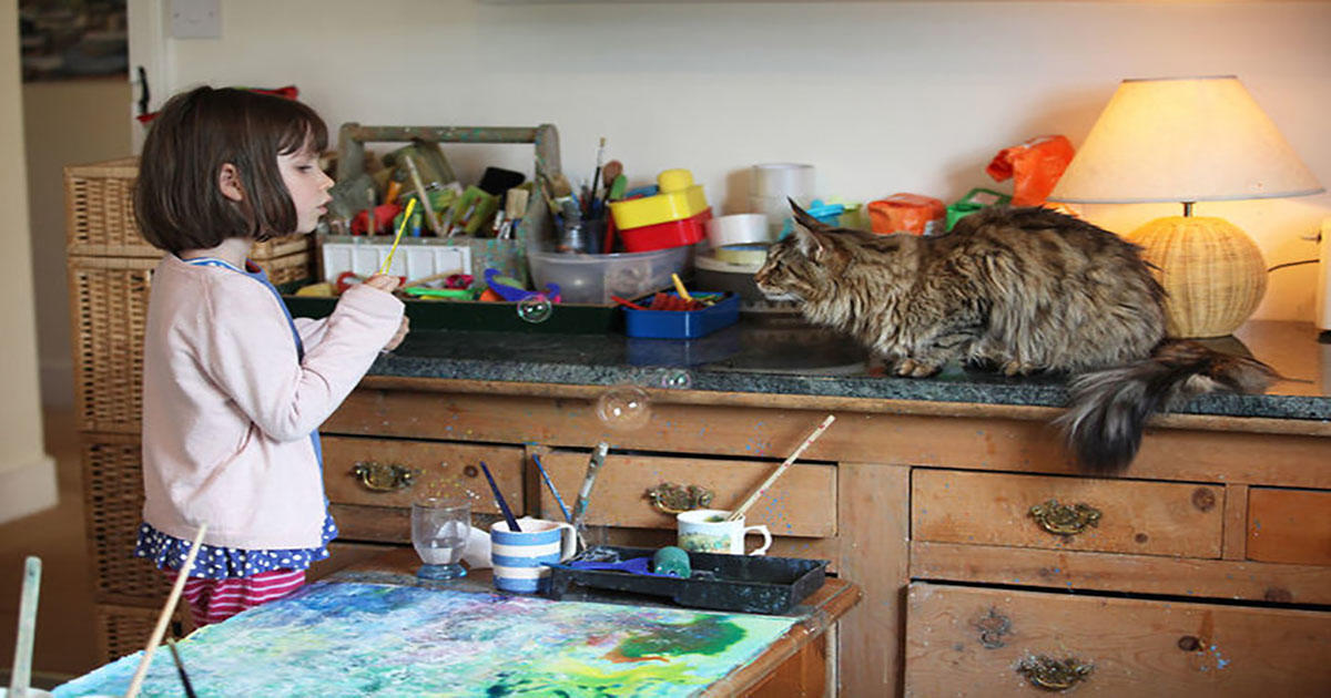Η Αντζελίνα Τζολί στηρίζει αυτιστική 6χρονη καλλιτέχνη – αγόρασε πίνακά της