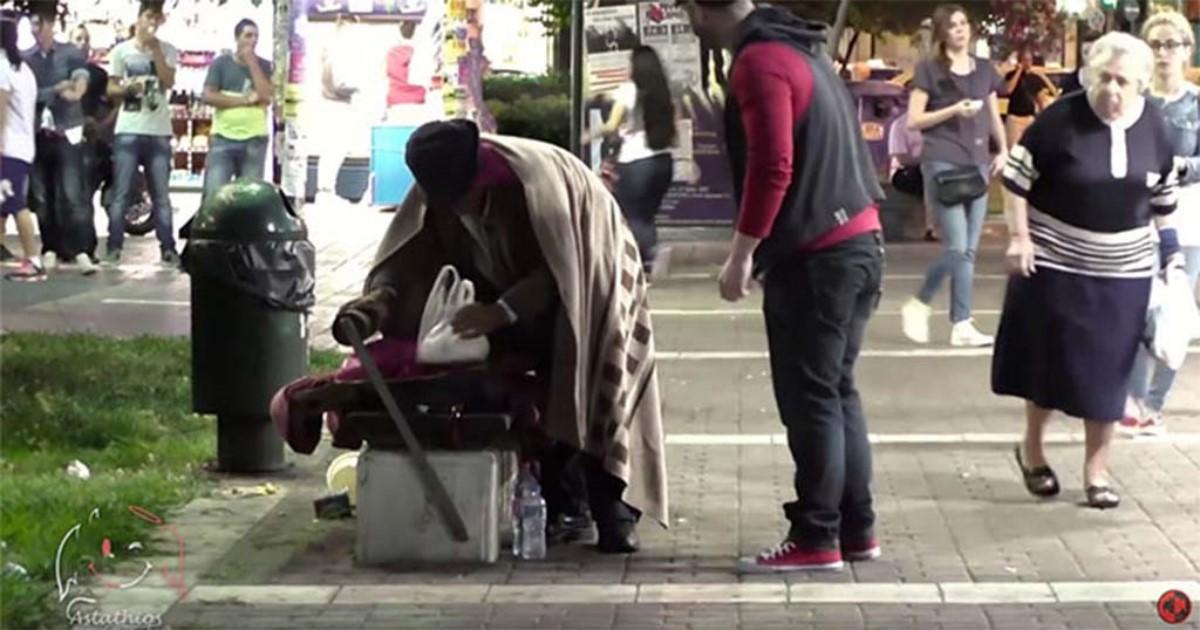 Ένα κοινωνικό πείραμα στους δρόμους της Αθήνας και το μεγαλείο ψυχής ενός αστέγου.