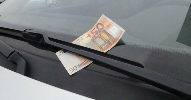 Μεγάλη προσοχή: Αν δείτε κάτω από τον υαλοκαθαριστήρα χρήματα μην πλησιάσετε το αυτοκίνητο σας