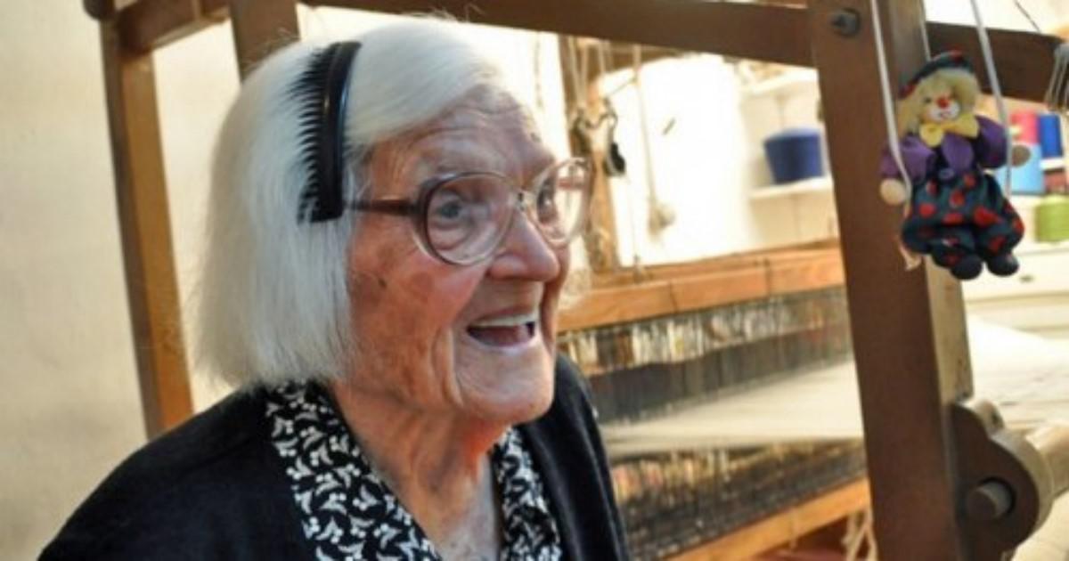Ικαριώτισσα 106 ετών υφαίνει, τρέχει και δηλώνει: «Έρχονται να δούν γιατί ζω ακόμη και με χασομερούν!»