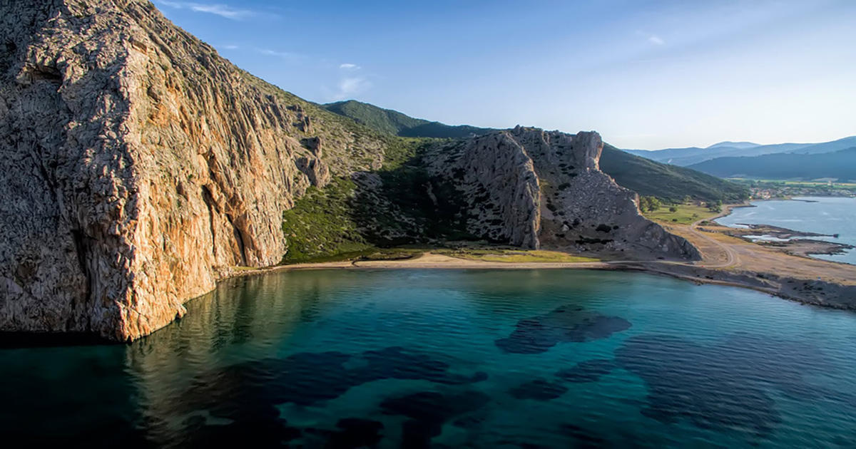 Αυτή είναι η άγνωστη ελληνική «γαλάζια λίμνη» που βρίσκεται μόλις 40 λεπτά από την Πάτρα