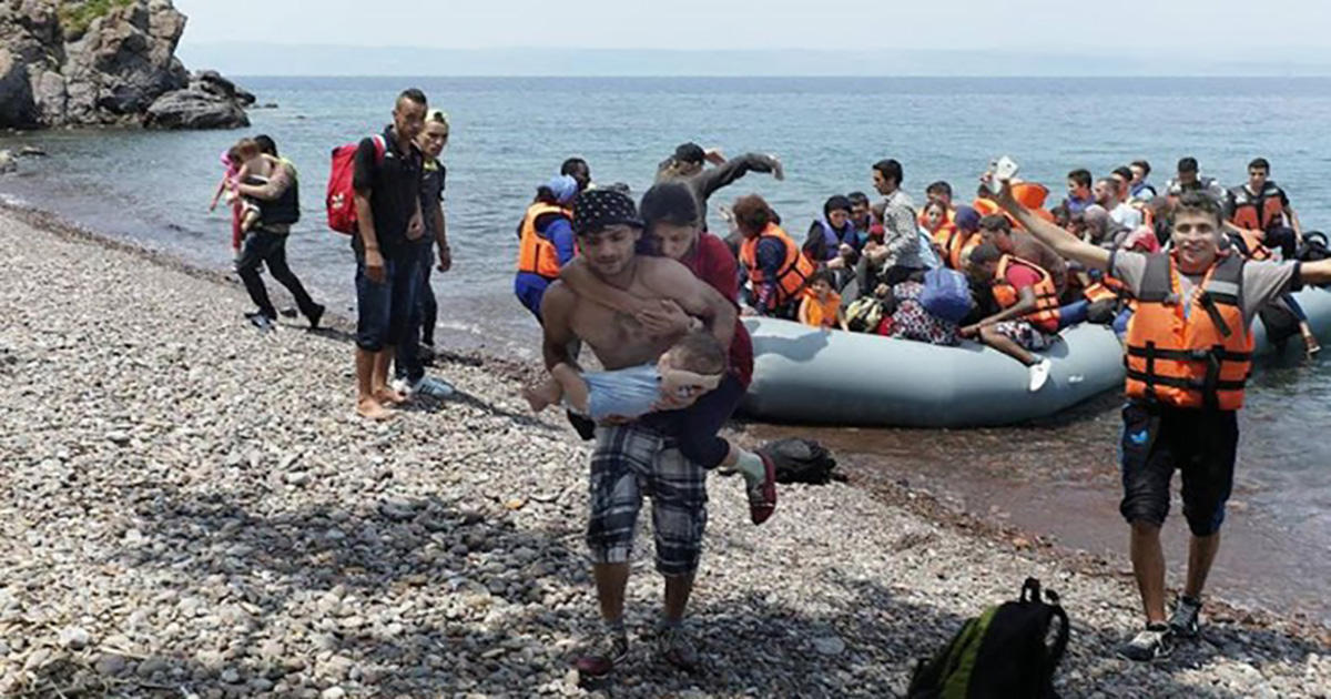 Συγκλονιστική εικόνα: Πρόσφυγας κουβαλάει την τυφλή γυναίκα και το λίγων μηνών μωρό του!