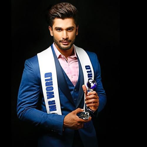Ο Rohit είναι 27 ετών και μόλις έγινε ο πρώτος Ινδός που κερδίζει τον τίτλο του πιο όμορφου άντρα στον πλανήτη 
