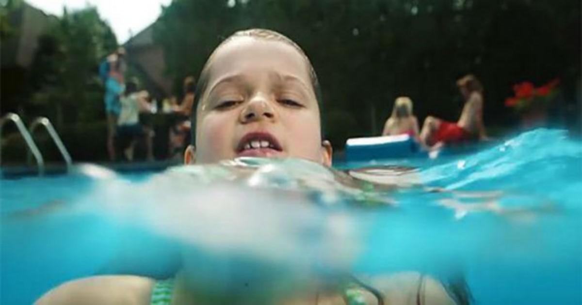 «Σε ένα λεπτό, θα πνιγώ»: Ένα βίντεο-σοκ για τον πνιγμό που πρέπει να δουν όλοι οι γονείς