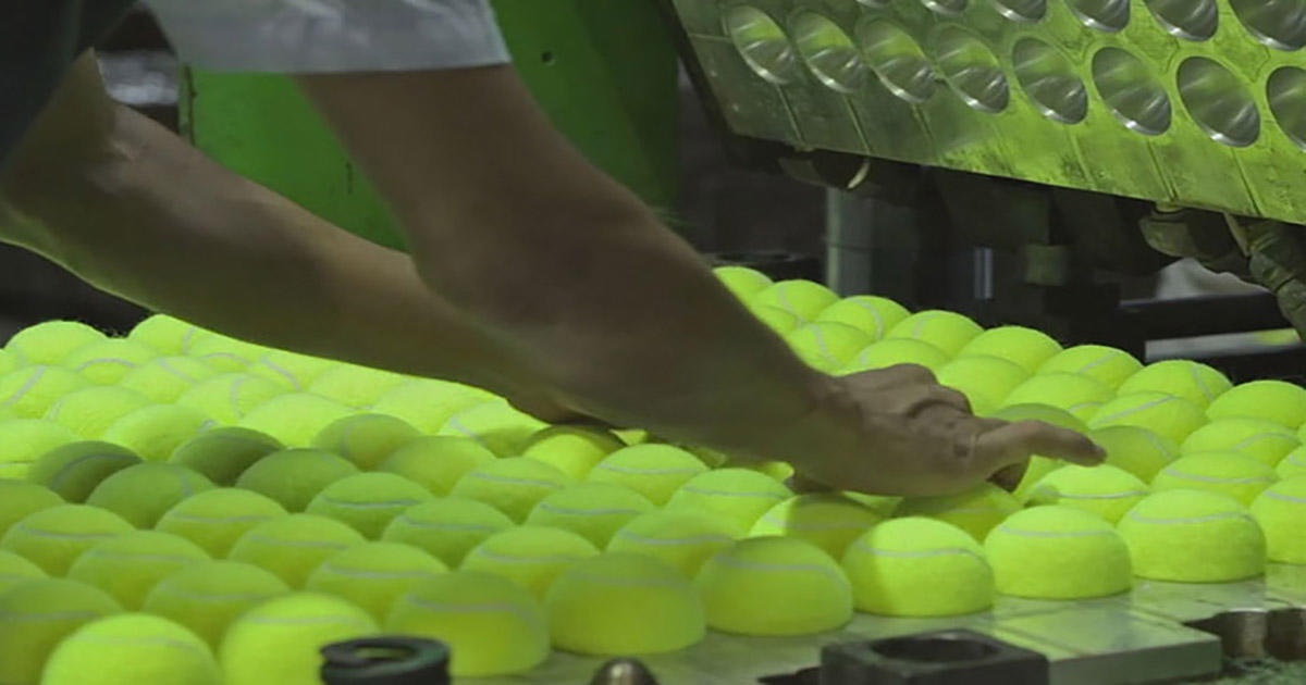 Μπαλάκια του τένις: Η διαδικασία παραγωγής τους μας έκανε να κολλήσουμε (Βίντεο)
