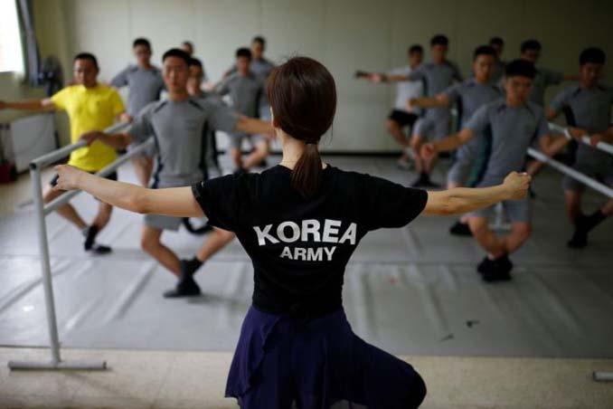 Οι στρατιώτες στη Νότια Κορέα κάνουν μπαλέτο για καταπολέμηση του στρες (2)