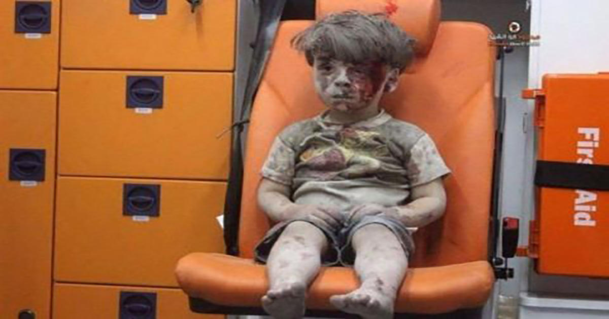 Ο μικρός Ομράν από την Συρία: Το καθηλωτικό βλέμμα του μικρού παιδιού που στοιχειώνει την ανθρωπότητα!