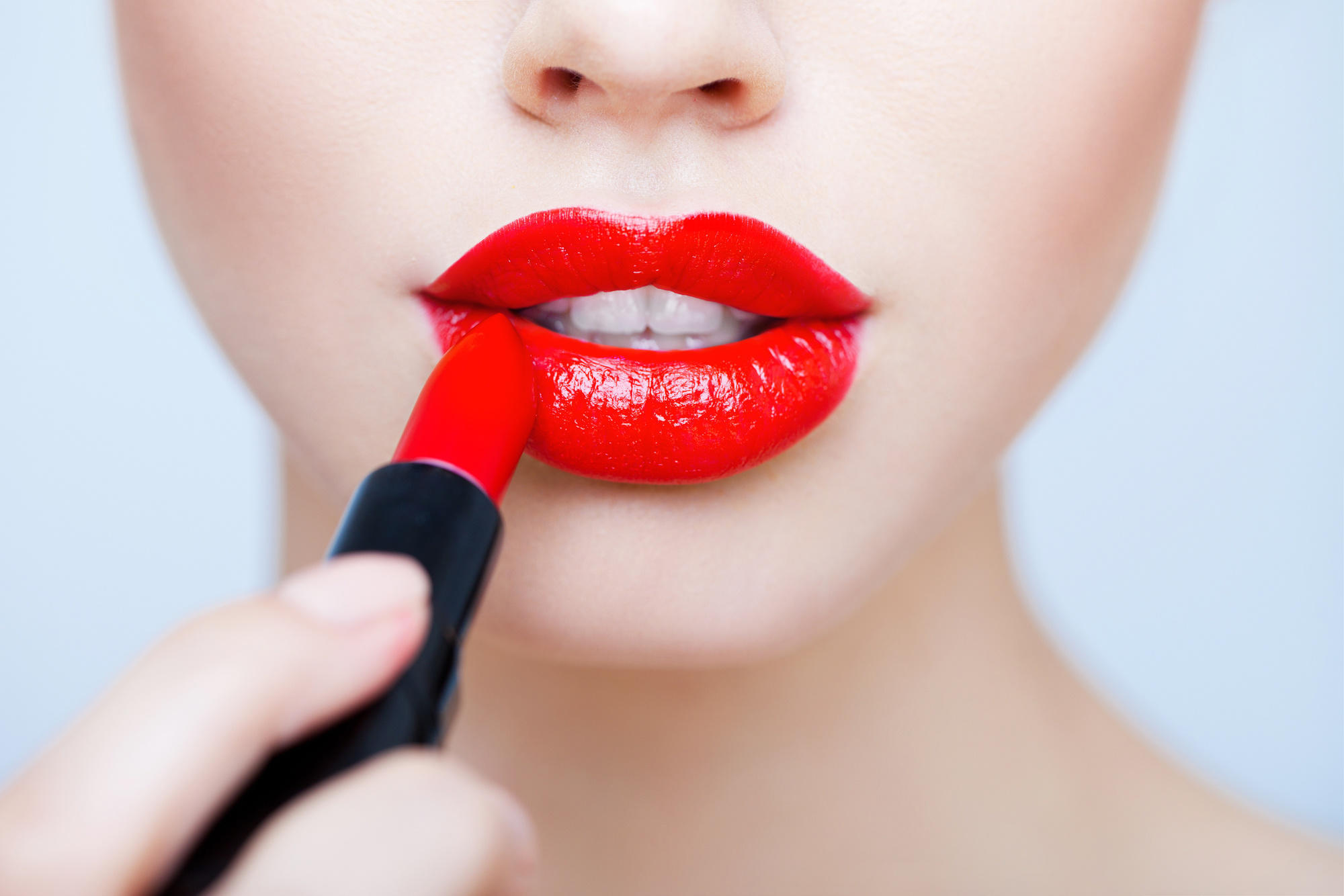 Men tend to look at women who wear lipstick for a longer time than women with no lipstick. 