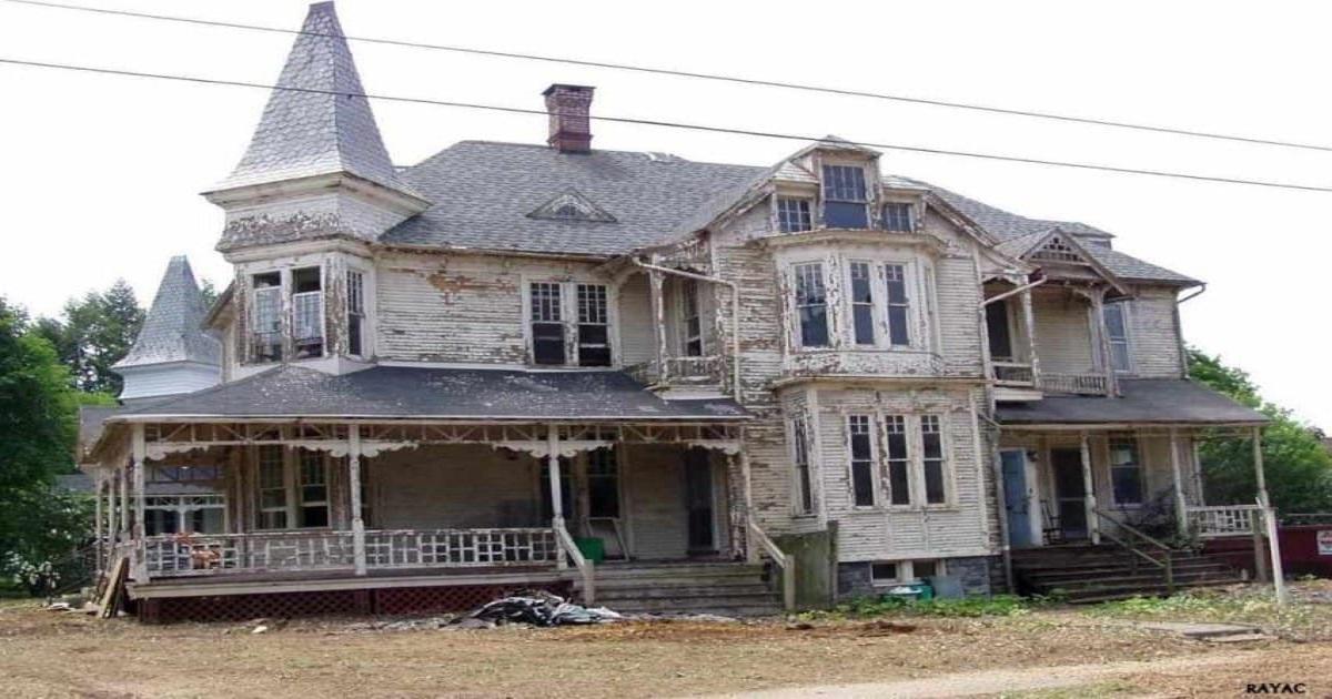 Ακατοίκητο και μισογκρεμισμένο σπίτι από το 1887 ανακαινίστηκε και απέκτησε την παλιά του άιγλη.