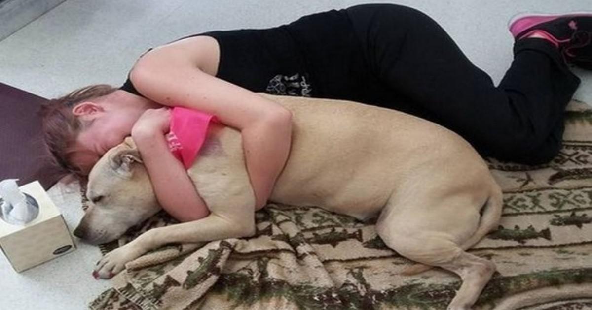 Βρήκε τον πιο συγκινητικό τρόπο να αποχαιρετήσει τον ετοιμοθάνατο σκύλο της