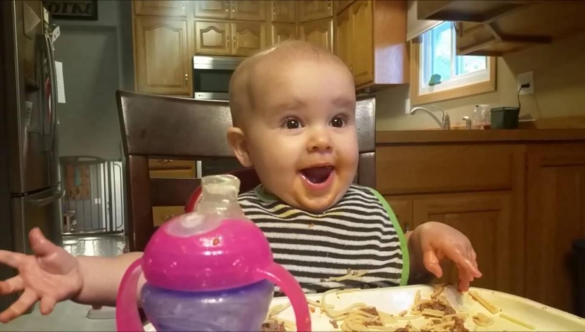Το μωρό με το σατανικό γέλιο που έχει τρελάνει το YouTube