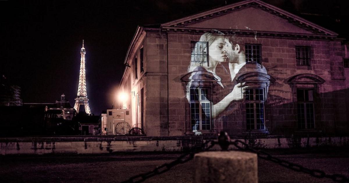 Τα κτίρια του Παρισιού μόλις έγιναν ακόμη ωραιότερα με δεκάδες φιλιά ερωτευμένων ζευγαριών