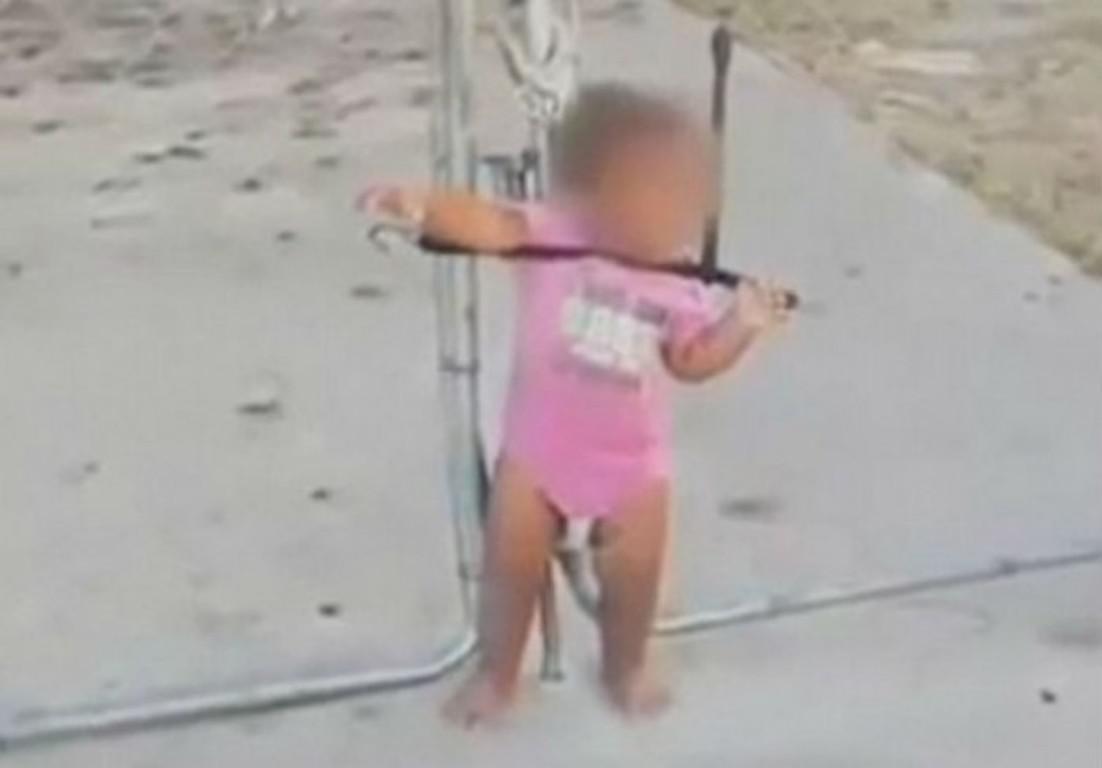 Έδεσαν μικρό κοριτσάκι με σκοινί σε φράχτη – Σώθηκε από τα ουρλιαχτά.
