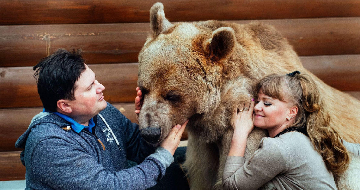 Πριν από 23 χρόνια βρήκαν ένα ορφανό αρκουδάκι. Σήμερα μεγάλωσε και ζει ακόμα μαζί τους…