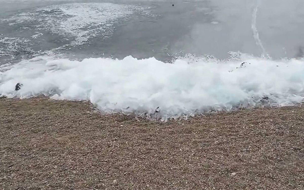 Στη Ρωσία το ψύχος μπορεί να γίνει τόσο έντονο που ακόμα και τα κύματα γίνονται πάγος (Βίντεο)