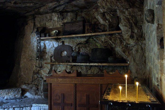 Μονή Κηπίνας: Το εντυπωσιακό μοναστήρι μέσα στο βράχο που προκαλεί δέος