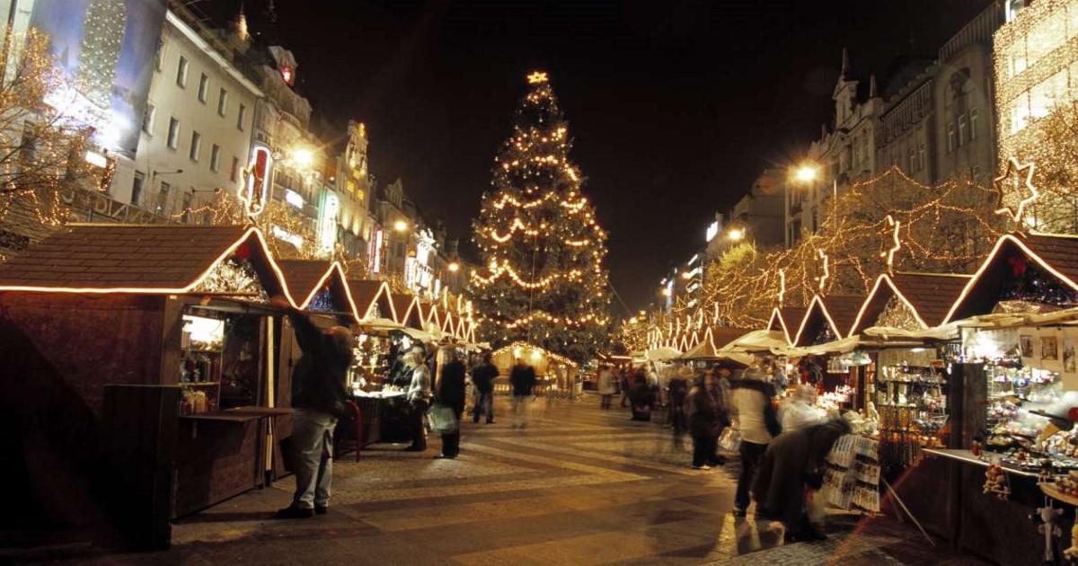 Γιορτινή ατμόσφαιρα και πολύχρωμα φωτάκια: Βόλτα στις 10+4 πιο εντυπωσιακές χριστουγεννιάτικες αγορές!