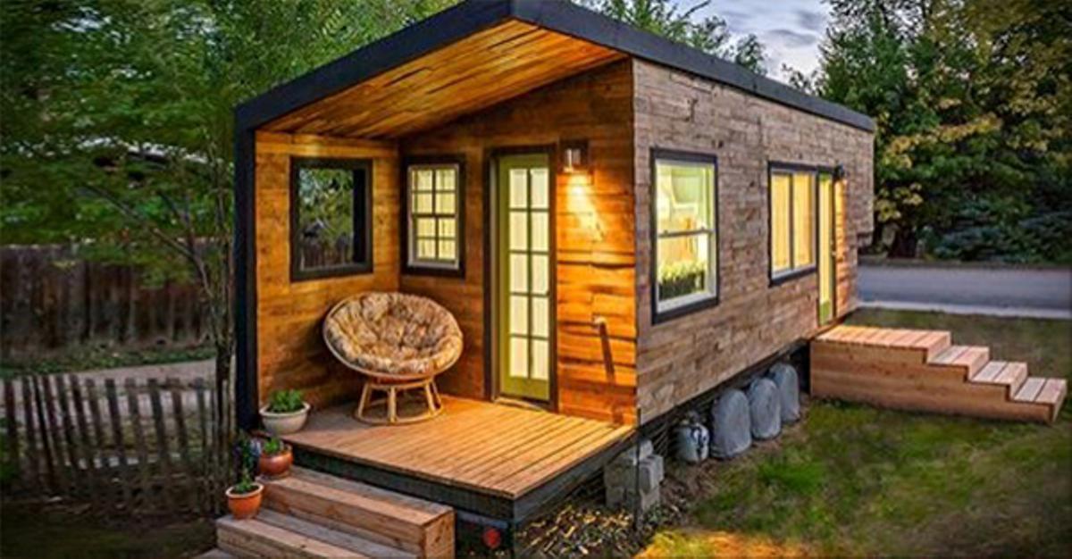 Γυναίκα χτίζει ένα ΥΠΕΡΟΧΟ «μικροσκοπικό σπίτι» για να σταματήσει να πληρώνει δάνειο μετά το διαζύγιό της!