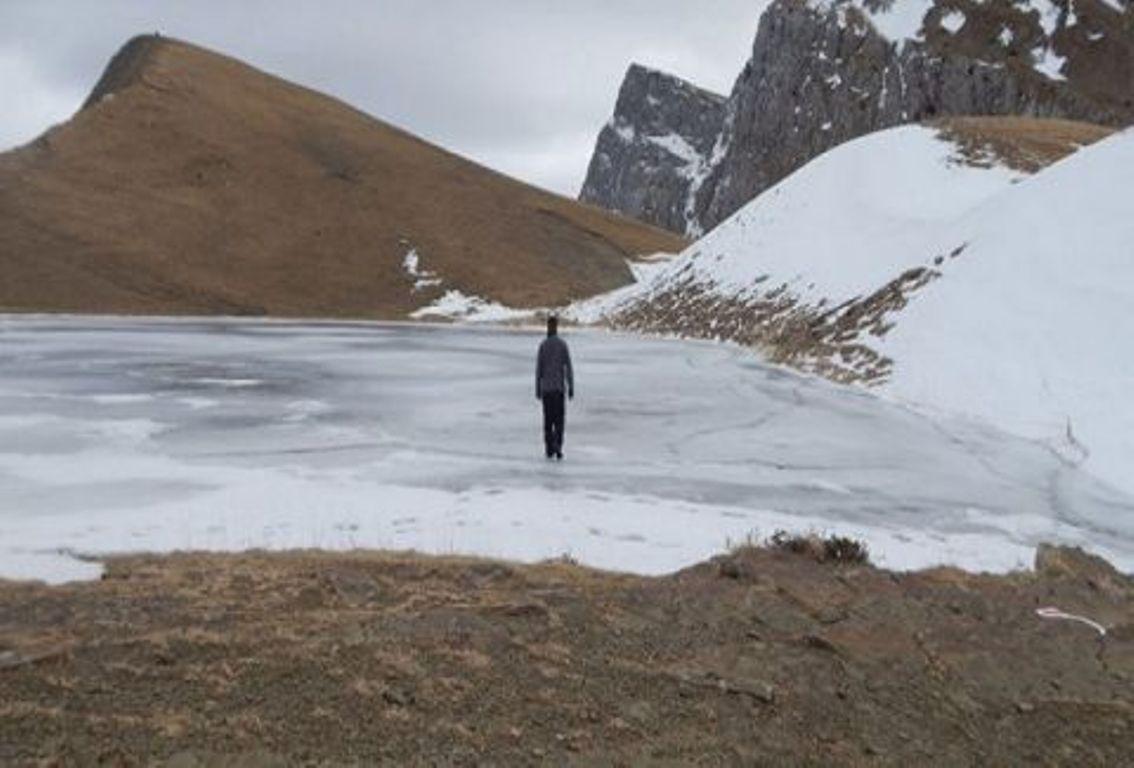 Υπέροχες εικόνες από τα Ιωάννινα: Περπατάνε πάνω στην παγωμένη λίμνη!