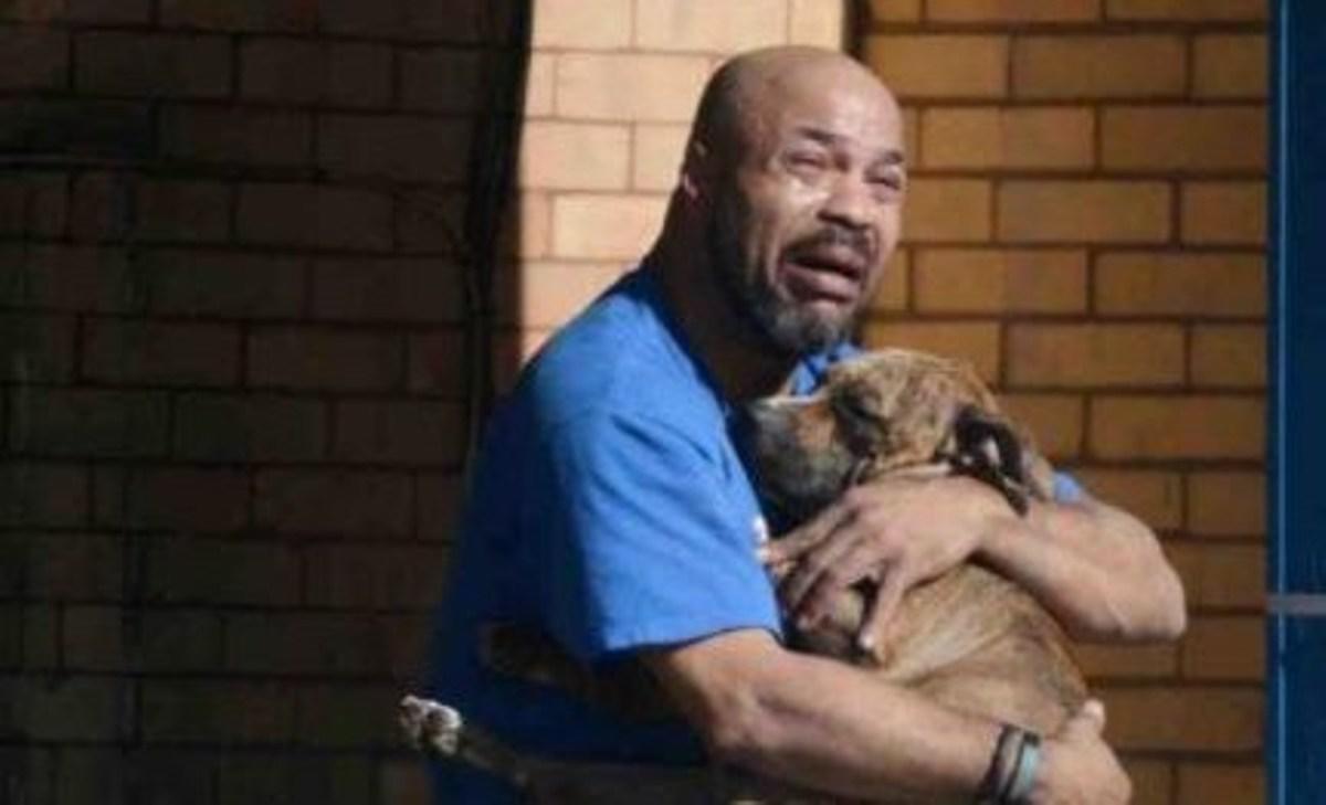 Ο σκύλος του πέθανε στην αγκαλιά του και ο σπαραγμός του κάνει το γύρο του κόσμου