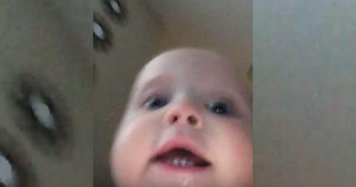 Μωρό κλέβει το κινητό της μαμάς του και αρχίζει να τρέχει. Τότε η μητέρα του συνειδητοποιεί πως η κάμερα κατέγραψε τα πάντα
