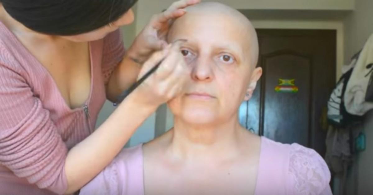 Έχασε τα μαλλιά της από καρκίνο. Ο τρόπος που η κόρη της κατάφερε να της αλλάξει τη διάθεση θα σας κάνει να βουρκώσετε