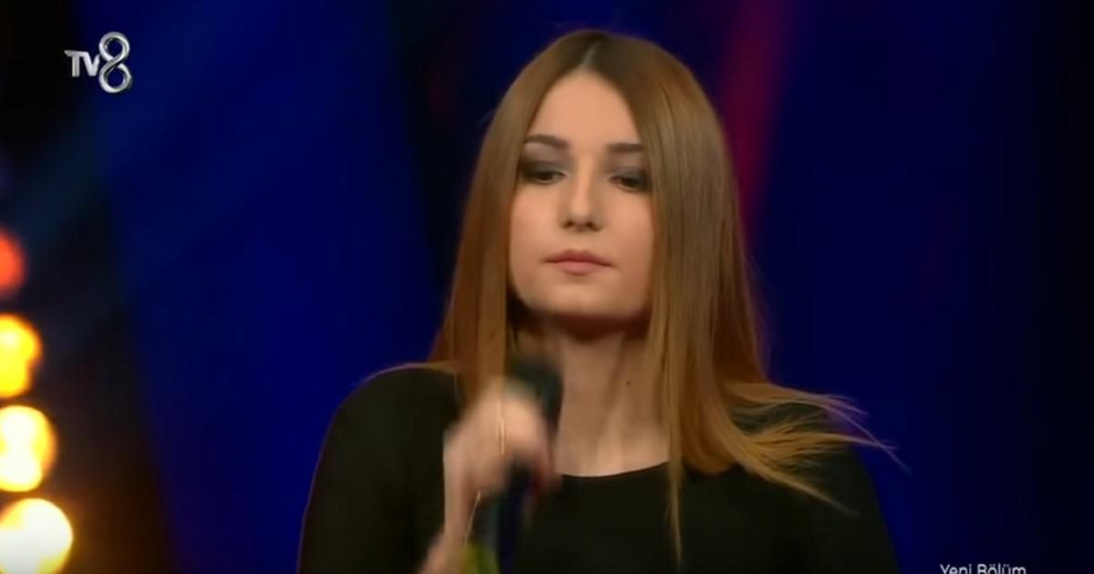 Τραγούδησε στα ελληνικά στο τουρκικό Voice και καθήλωσε τους κριτές – Έδωσαν «μάχη» για να την πάρουν