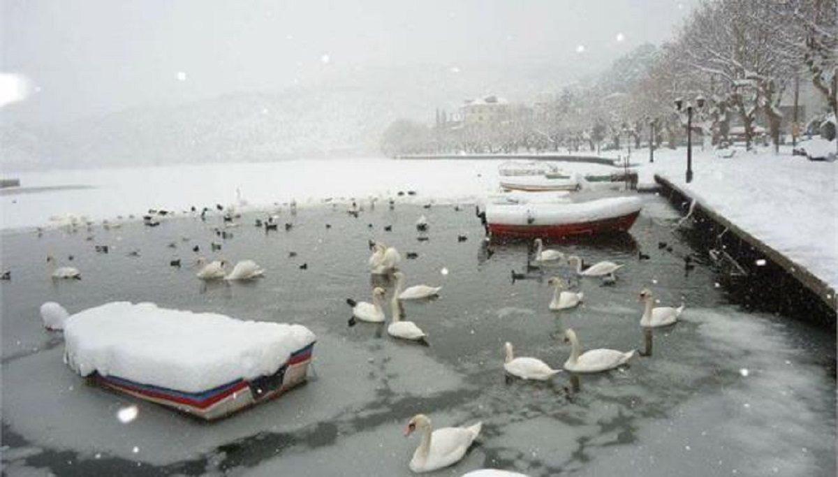 Η Παγωμένη Λίμνη των Κύκνων στην Καστοριά.