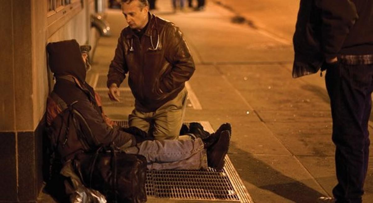 Όταν όλοι κοιμούνται, ένας γιατρός βγαίνει στους δρόμους κάθε βράδυ για να βοηθήσει τους άστεγους δωρεάν!