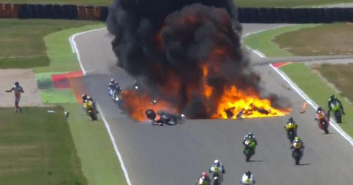 Βίντεο: Σοκαριστική φωτιά σε αγώνα μοτοσυκλέτας