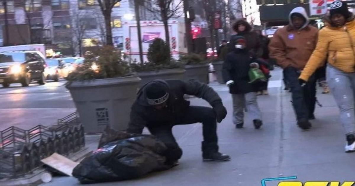 Ένα άστεγο αγόρι τρέμει από το κρύο χωρίς παλτό. Δείτε ποιος θα το βοηθήσει!