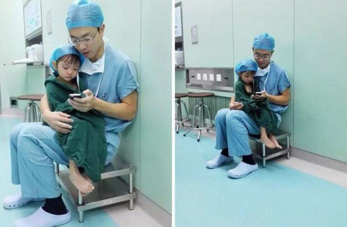 Χειρουργός βρίσκει λίγο χρόνο για να ηρεμήσει τρομοκρατημένο παιδί που θα κάνει σοβαρή χειρουργική επέμβαση καρδιάς.