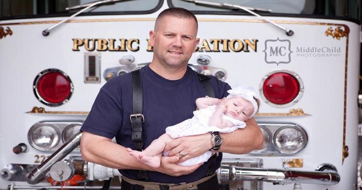 Πυροσβέστης βοηθά έγκυο γυναίκα να γεννήσει το μωρό της, και αμέσως μετά κάνει το απίστευτο.