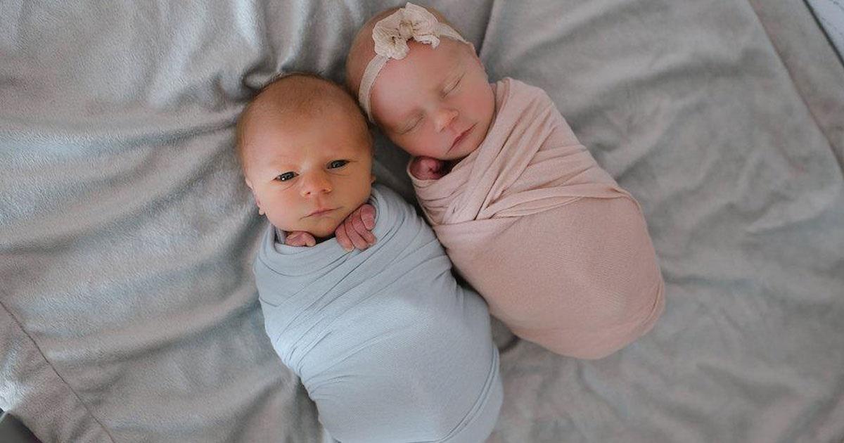 Νεογέννητο δίδυμο έχει μόνο 11 ημέρες ζωής και οι γονείς του απαθανατίζουν τις τελευταίες στιγμές του σε φωτογραφίες που φέρνουν δάκρυα.