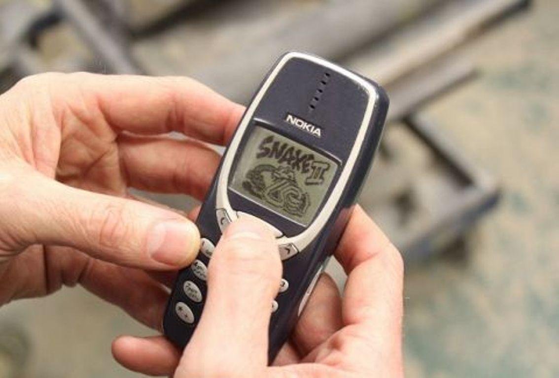 Βρήκαμε τον μοναδικό άνθρωπο του πλανήτη που χρησιμοποιεί ακόμα το Nokia 3310 – Δεν θα πιστεύετε για ποιο λόγο δεν το αλλάζει