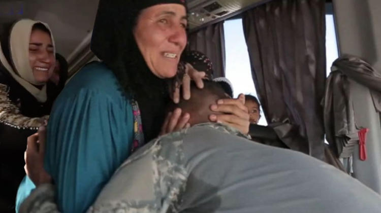 Μετά από 2 ολόκληρα χρόνια που μάχεται τους Τζιχαντιστές, Ιρακινός στρατιώτης βλέπει ξανά την μητέρα του και καταρρέει στους ώμους της