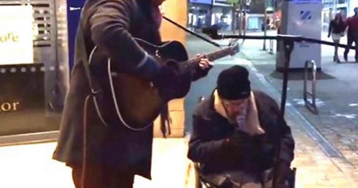 Μουσικός του δρόμου παίζει κιθάρα στους περαστικούς, τότε εμφανίζεται ένας άστεγος και ένα εκπληκτικό ντουέτο ξεκινάει.