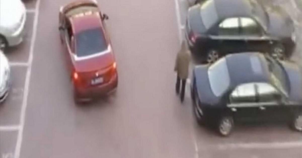 Γυναίκα οδηγός προσπαθεί να παρκάρει όταν ένας άντρας της κλέβει με μαεστρία τη θέση. Η εκδίκησή της έχει γίνει viral!