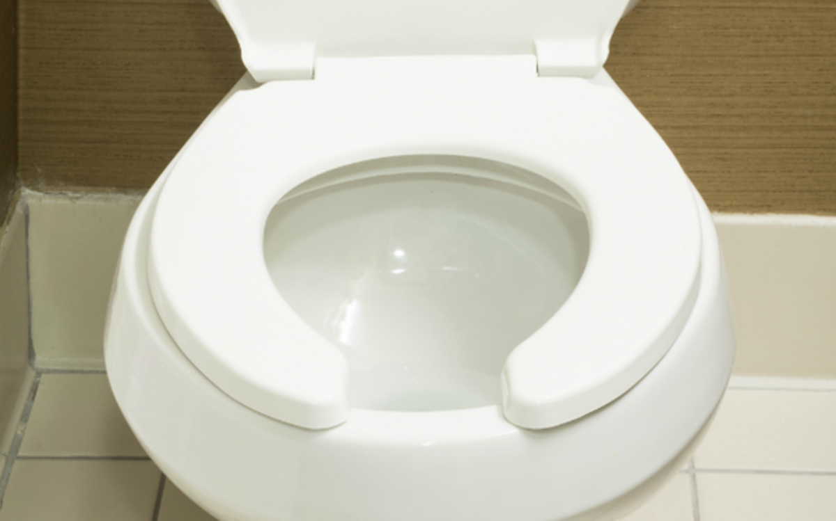 Γιατί το καπάκι στις δημόσιες τουαλέτες έχει αυτό το κενό