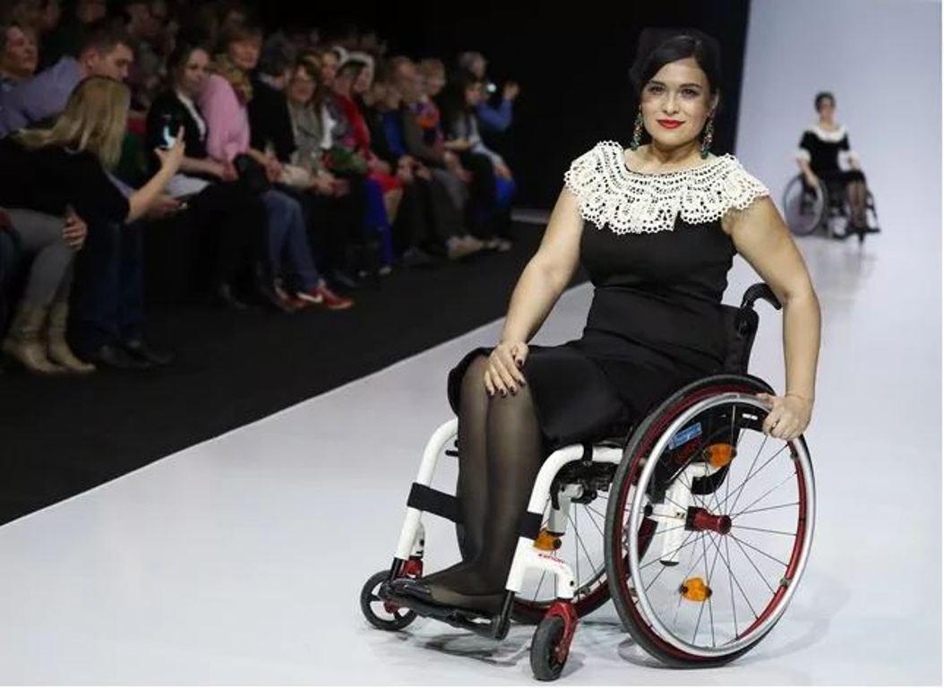 Οίκος μόδας διοργάνωσε επίδειξη με μοντέλα σε καροτσάκια για να αναδείξει την διαφορετική ομορφιά των γυναικών με αναπηρία
