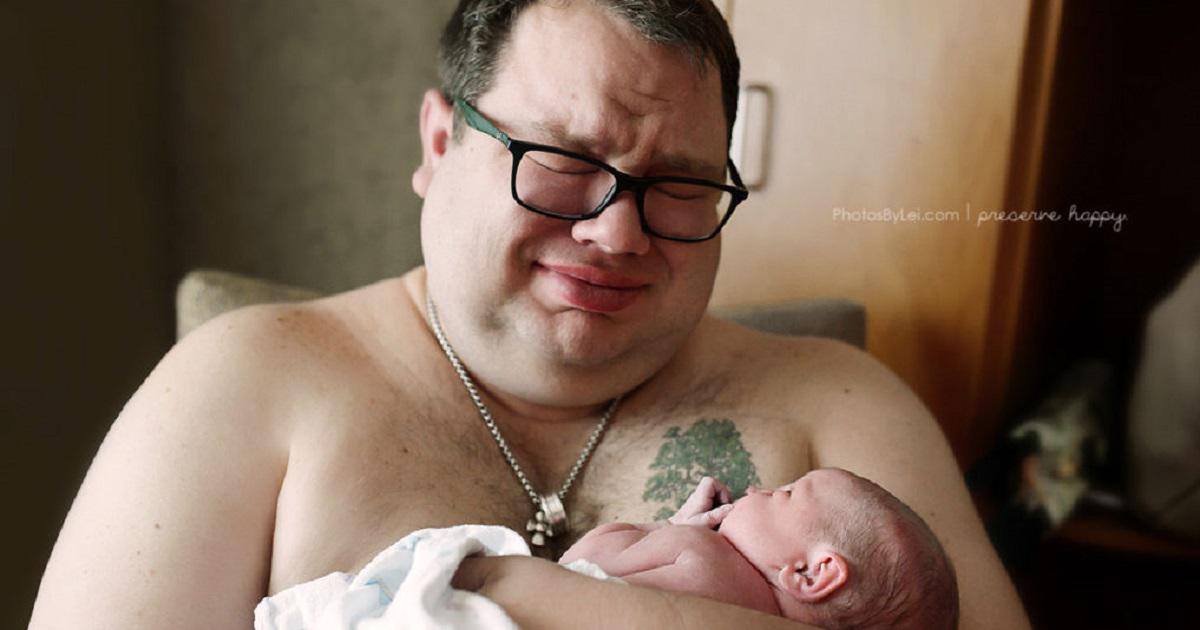 Φωτογράφος νεογέννητων μωρών απαθανατίζει τις αντιδράσεις αυτού του μπαμπά, αλλά παγώνει μόλις προσέχει το τατουάζ του