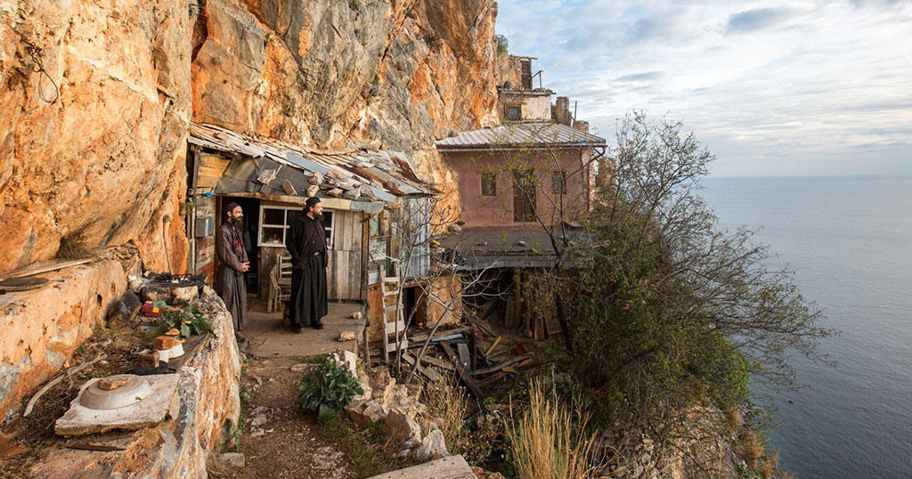 Οι ερημίτες μοναχοί που ζουν στην άκρη του γκρεμού στο Άγιο Όρος