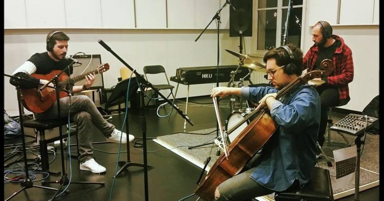 Τρεις Έλληνες μουσικοί με κλασσικές σπουδές μεταμόρφωσαν το «Ζηλεύω» του Μαζωνάκη σε μπαλάντα