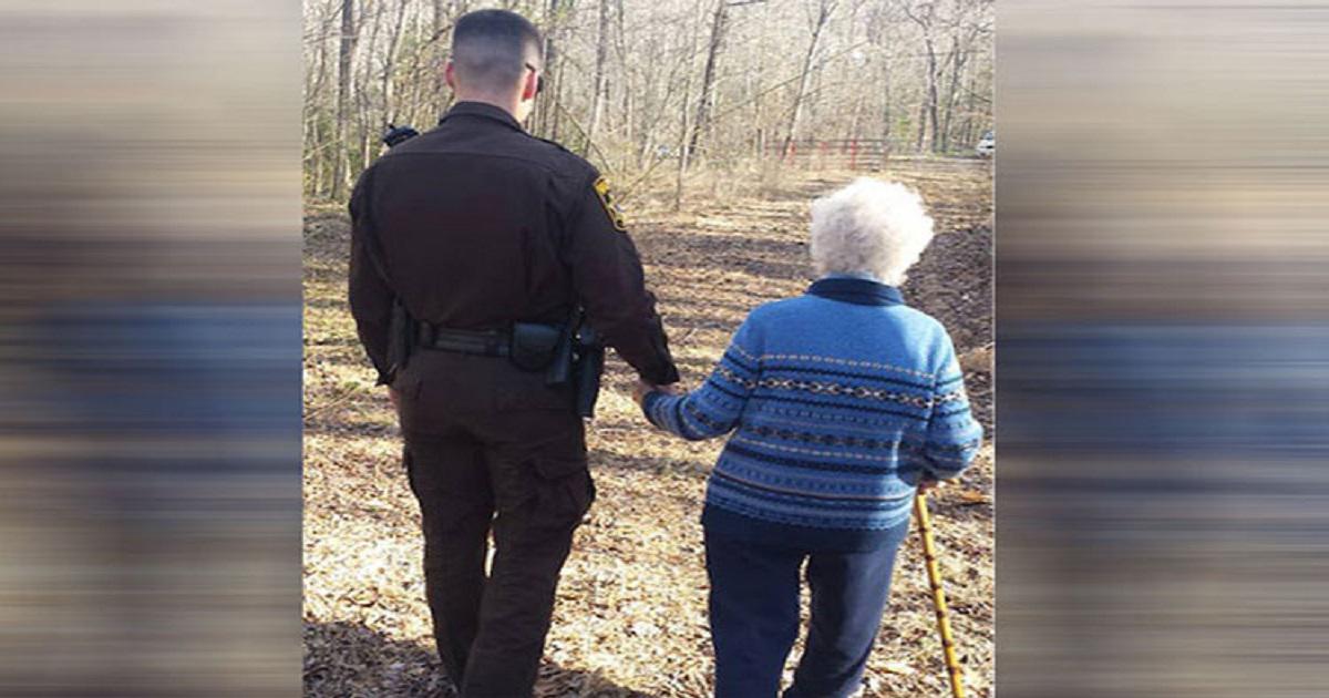 Αστυνομικοί προσποιούνται ότι πάνε βόλτα και βοηθούν ηλικιωμένη με γεροντική άνοια να επιστρέψει στο σπίτι
