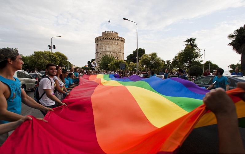 Έλληνας καθηγητής μιλά για προπαγάνδα υπέρ της ομοφυλοφιλίας και για κίνδυνο γενοκτονίας